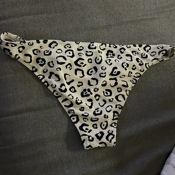 Onia women’s white & black leopard underwire bikini. Size M - Picture 3 of 4